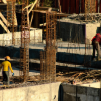 personas contruyendo un edificio en un terreno